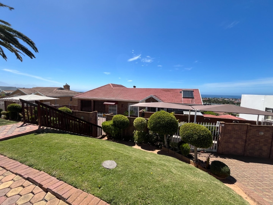 4 Bedroom Property for Sale in Hartenbos Heuwels Western Cape